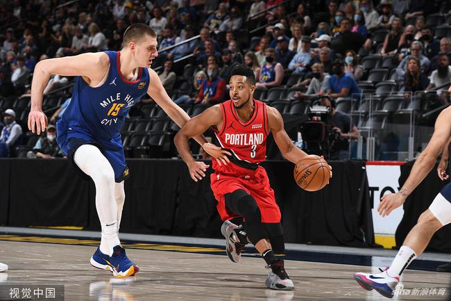 边锋或中锋 边锋或中锋