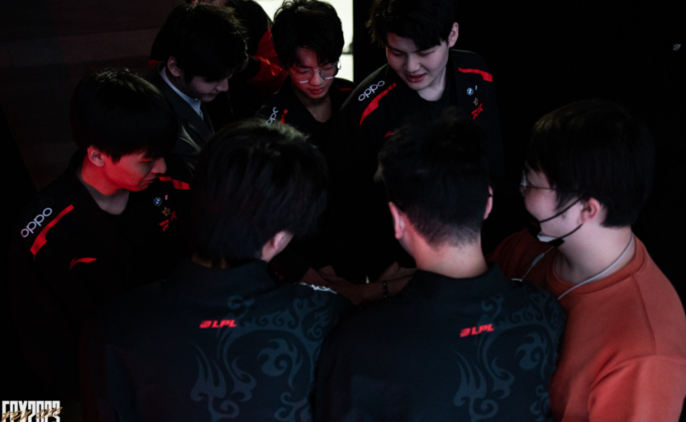 投向了一个 投向了一个